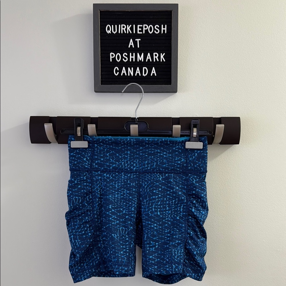 Lululemon Women’s Blue Patterned Shorts with side pockets excellent condition